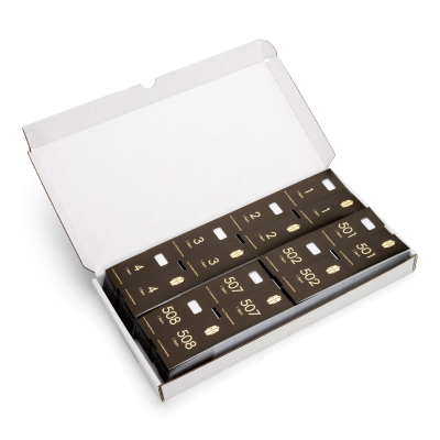1000 vorgedruckte Garderobenmarken, schwarz mit Golddruck, ein Karton mit Zahlen 1 bis 1000